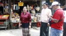 Die unabhängigen Kandidaten Sandar Min (L) und Win Myint Than (R) sprechen während des Wahlkampfs mit Bürgern in Yangon. Archivfoto: epa/Nyein Chan Naing