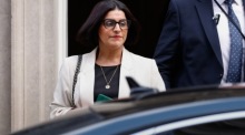 Innenministerin Shabana Mahmood verlässt das wöchentliche Kabinettstreffen an der Downing Street in London. Foto: epa/David Cliff