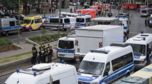 Einsatzkräfte stehen auf der abgesperrten Straße. Ein Auto war in der Nähe der Gedächtniskirche in Berlin in eine Personengruppe gefahren. Fabian Sommer/dpa