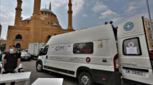 Mobile Kliniken, die behandlungsbedürftigen Menschen helfen, Medikamente bereitstellen und auch Freiwillige betreuen, die auf dem Märtyrerplatz im Zentrum Beiruts die Straßen von Schutt befreien. Foto: epa/Nabil Mounzer