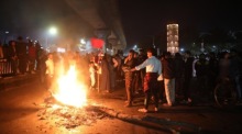 Demonstranten skandieren Parolen und entzünden Barrikaden an einer Kreuzung in Dhaka. Auslöser war der Tod eines Oppositionssprechers. Foto: epa/Monirul Alam