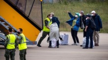 Passagiere der «MV Hondius» erreichen nach dem tödlichen Hantavirus-Ausbruch einen Militärflughafen in Eindhoven. Foto: epa/Rob Engelaar
