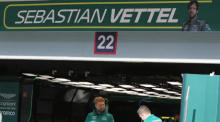 Mechaniker arbeiten am Auto des deutschen Formel-1-Fahrers Sebastian Vettel vom Aston Martin Cognizant F1 Team. Foto: epa/Ali Haider
