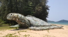 Im Marinestützpunkt Thap Lamu dreht sich alles um Schildkröten. Selbst der am einsamen Strand gesammelte Plastikmüll wurden zu einer Schildkrötenplastik verarbeitet. Fotos: Spraul-Doring