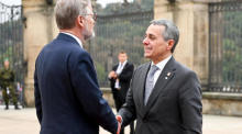 Der tschechische Premierminister Petr Fiala (L) begrüßt den Schweizer Bundespräsidenten Ignazio Cassis zum Treffen der Europäischen Politischen Gemeinschaft in Prag. Foto: epa/Filip Singer