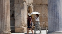 Gesundheitswarnungen bei extremer Hitze in Griechenland angesichts der hohen Temperaturen. Foto: epa/Orestis Panagiotou