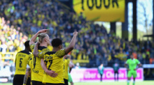 Dortmunds Erling Haaland (2.v.l) jubelt zusammen mit Dortmunds Jude Bellingham nach seinem Treffer zum 6:0. Foto: Bernd Thissen/dpa