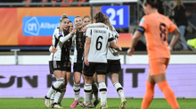 Deutschlands Spielerinnen jubeln nach ihrem 0:1 Führungstreffer. Foto: Federico Gambarini/dpa