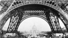 Das Archivbild zeigt Besucher der Weltausstellung von 1889 in Paris, die unter dem Eiffelturm - der damaligen Sensation - spazieren gehen. Foto: Fotoreport/Expo 2000 Hannover Gmbh/dpa