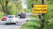 Ein Ortsschild von Bayreuth. Die deutsche Polizei hat zwei Männer in Bayreuth festgenommen, die für Russland spioniert und mögliche Anschlagsziele in Deutschland ausgekundschaftet haben sollen. Foto: Daniel Löb/dpa