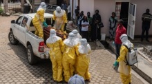 Gesundheitshelfer bereiten in Bunia unter strengen Schutzmaßnahmen die Bestattung eines Ebola-Opfers vor. Foto: epa/Stringer