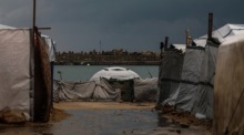 Provisorische Zelte vertriebener Familien stehen im Regen in Gaza City und zeigen den Alltag vieler Menschen während der Waffenruhe. Foto: EPA/Mohammed Saber