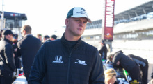 Mick Schumacher in der Boxengasse des Indianapolis Motor Speedway bei einem Test für die IndyCar-Serie. Foto: Michael Conroy/Ap/dpa