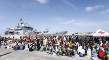 Migranten warten darauf, von der Insel Lampedusa auf das Festland gebracht zu werden. Foto: Cecilia Fabiano/Lapresse/ap/dpa