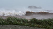 Hohe, starke Wellen, die bei l'Étang-du-Nord an Land kommen, verursacht durch den posttropischen Sturm Fiona, treffen auf den Les Îles-de-la-Madeleine, Que. an Land. Foto: Nigel Quinn