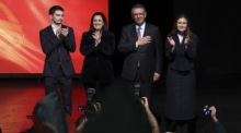 Der neue Präsident António José Seguro feiert mit seiner Familie den Sieg in der Stichwahl in Caldas da Rainha. Foto: epa/Miguel A. Lopes
