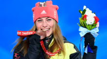 Ski Freestyle, Damen, Ski Cross, Medaillenzeremonie auf der Medal-Plaza, Daniela Maier aus Deutschland jubelt mit ihrer Bronzemedaille. Foto: Angelika Warmuth/dpa