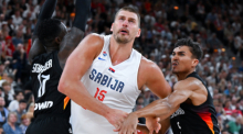 Nikola Jokic im Duell mit Dennis Schröder und Tristan da Silva beim Basketball-Supercup-Finale Deutschland gegen Serbien. Foto: dpa/Sven Hoppe