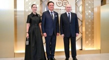 Thailands Premierminister Anutin Charnvirakul und seine Ehefrau Thananon werden in Kasan von Russlands Präsident Wladimir Putin beim ASEAN-Russland-Gipfel begrüßt. Foto: epa/Sergey Bobylev / Sputnik / Kremlin Pool