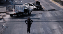 Ein Polizist sichert eine Straße in Guadalajara, nachdem brennende Fahrzeuge in mehreren Bundesstaaten aus Protest und Gewalt den Verkehr blockieren. Foto: Alejandra Leyva/Ap/dpa