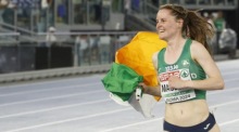Ciara Mageean feiert ihren Sieg im 1500-Meter-Finale bei der Leichtathletik-EM in Rom. Foto: epa/Fabio Frustaci