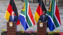 Bundeskanzler Olaf Scholz und der südafrikanische Präsident Cyril Ramaphosa sprechen vor den Medien in den Union Buildings in Pretoria. Foto: epa/Kim Ludbrook