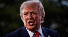 US-Präsident Donald Trump begrüßt Gäste beim Congressional Picnic auf dem Gelände des Weißen Hauses in Washington. Foto: epa/Samuel Corum / Pool
