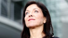 Bundeswirtschaftsministerin Katherina Reiche äußert sich in Berlin zum umstrittenen Gesetz zur Gebäudemodernisierung. Foto: EPA/Filip Singer