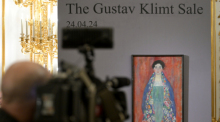 Das Bild «Bildnis Fräulein Lieser» von Gustav Klimt wird im Rahmen eines Pressetermins im Wiener Auktionshaus im Kinsky vorgestellt. Foto: Roland Schlager/Apa/dpa