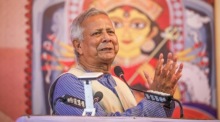 Professor Dr. Muhammad Yunus, Chefberater von Bangladesch, spricht zu Mitgliedern der Hindu-Gemeinschaft. Foto: epa/Monirul Alam