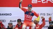 Der Schweizer Marco Odermatt feiert mit seinem Team nach dem Sieg im Riesenslalom der Herren beim FIS Alpinen Skiweltcup in Bansko. Foto: epa/Vassil Donev