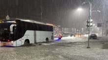 Ein Reisebus fährt während des nächtlichen Starkregens durch die überflutete Sukhumvit Road in Pattaya. Bild: JS100 Radio
