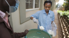Jovia Kisaakye (r), eine der Gründerinnen von Sparkle Agro Brands, überprüft fermentierende saure Milch, aus der die Firma Mückenschutzcreme herstellt. oto: Stuart Tibaweswa/dpa