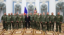 Präsident Vladimir Putin posiert im Kreml mit Teilnehmern des russischen Militäreinsatzes in der Ukraine während der Feierlichkeiten zum Russland-Tag in Moskau. Foto: Vyacheslav Prokofyev/Sputnik/kremlin Pool/epa/dpa