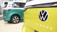 Kennzeichen ID: VW markiert seine elektrischen Modelle wie etwa den Kleinbus Buzz mit einem ID. Foto: Julian Stratenschulte/dpa/dpa-tmn