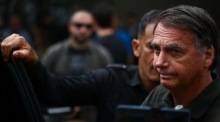 Jair Bolsonaro verlässt ein Krankenhaus in Brasília. Nach einer Operation kehrt der Ex-Präsident in den Hausarrest zurück. Foto: epa/Andre Borges