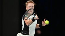 Die deutsche Tennisspielerin Ella Seidel schlägt in ihrem Erstrundenmatch gegen die Belarussin Aryna Sabalenka bei den Australian Open 2024 in Melbourne auf. Foto: Lukas Coch/epa/dpa