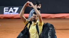 Novak Djokovic verabschiedet sich nach der Niederlage gegen den Kroaten Dino Prizmic beim Tennis-Turnier in Rom von den Zuschauern. Foto: epa/Ettore Ferrari