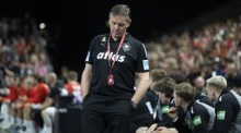 Bundestrainer Alfred Gislason verfolgt das Handball-Länderspiel zwischen Dänemark und Deutschland in Kopenhagen aufmerksam von der Seitenlinie. Foto: EPA/Claus Bech