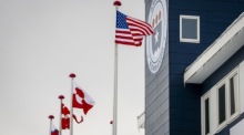 Eine US-amerikanische Flagge weht vor dem Gebäude des Arctic Command in Nuuk, Grönland. Foto: epa/Mads Claus Rasmussen DÄnemark Out