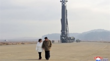 Der nordkoreanische Staatschef Kim Jong-Un, begleitet von seiner Tochter, während des Testschusses einer neuartigen ballistischen Interkontinentalrakete (ICBM) Hwasongpho-17 auf dem internationalen Flughafen von Pjöngjang. Foto: epa/Kcna