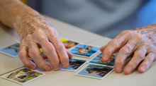 Eine Bewohnerin eines Altenheims spielt auf einer Pflegestation das Spiel «Memory» und legt Kartenpaare zusammen. Lücken im Kurzzeitgedächtnis im mittleren Alter können frühe Anzeichen einer späteren Demenz sein. Foto: Sven Hoppe/dpa