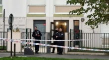 Die französische Polizei steht vor einem Gebäude, in dem in Meaux bei Paris fünf Leichen gefunden wurden. Foto: epa/Christophe Petit Tesson