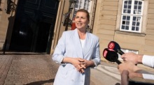Mette Frederiksen äußert sich nach einem Treffen mit König Frederik im Schloss Amalienborg in Copenhagen zur politischen Lage. Foto: epa/Emil Nicolai Helms