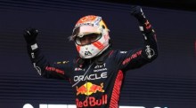 Max Verstappen, der niederländische Formel-1-Pilot von Red Bull Racing, feiert. Foto: epa/Siu Wu