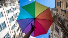 Teilnehmer einer Pride-Parade in Istanbul halten Regenbogenschirme in die Höhe. Foto: EPA/Sedat Suna