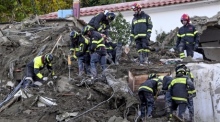 Rettungskräfte arbeiten während des Einsatzes nach dem tödlichen Erdrutsch in Casamicciola auf der Insel Ischia. Foto: epa/Ciro Fusco