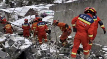 Dieser Screenshot zeigt Rettungskräfte bei der Arbeit an der Stelle eines Erdrutsches im Dorf Liangshui in der südwestchinesischen Provinz Yunnan. Foto: XinHua/dpa