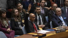 Robert Wood, US-Botschafter bei den Vereinten Nationen, stimmt während einer Sitzung des UN-Sicherheitsrates im Hauptquartier der Vereinten Nationen gegen eine Resolution. Foto: Yuki Iwamura/Ap/dpa