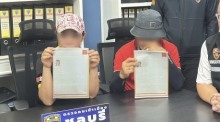 Die Einwanderungsbehörde Chonburi stellte das wegen Anlagebetrugs gesuchte südkoreanische Ehepaar nach der Festnahme der Presse vor. Bild: TMN.TV